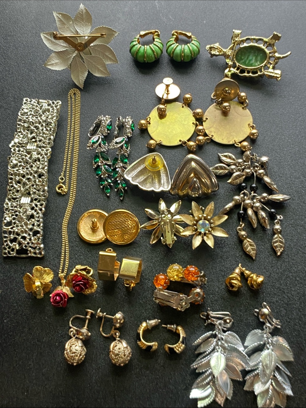 Mixed Vintage 18 pc Jewelry Bundle Earrings Set in Gold, Silver and Green Tones - Picture 12 of 12
